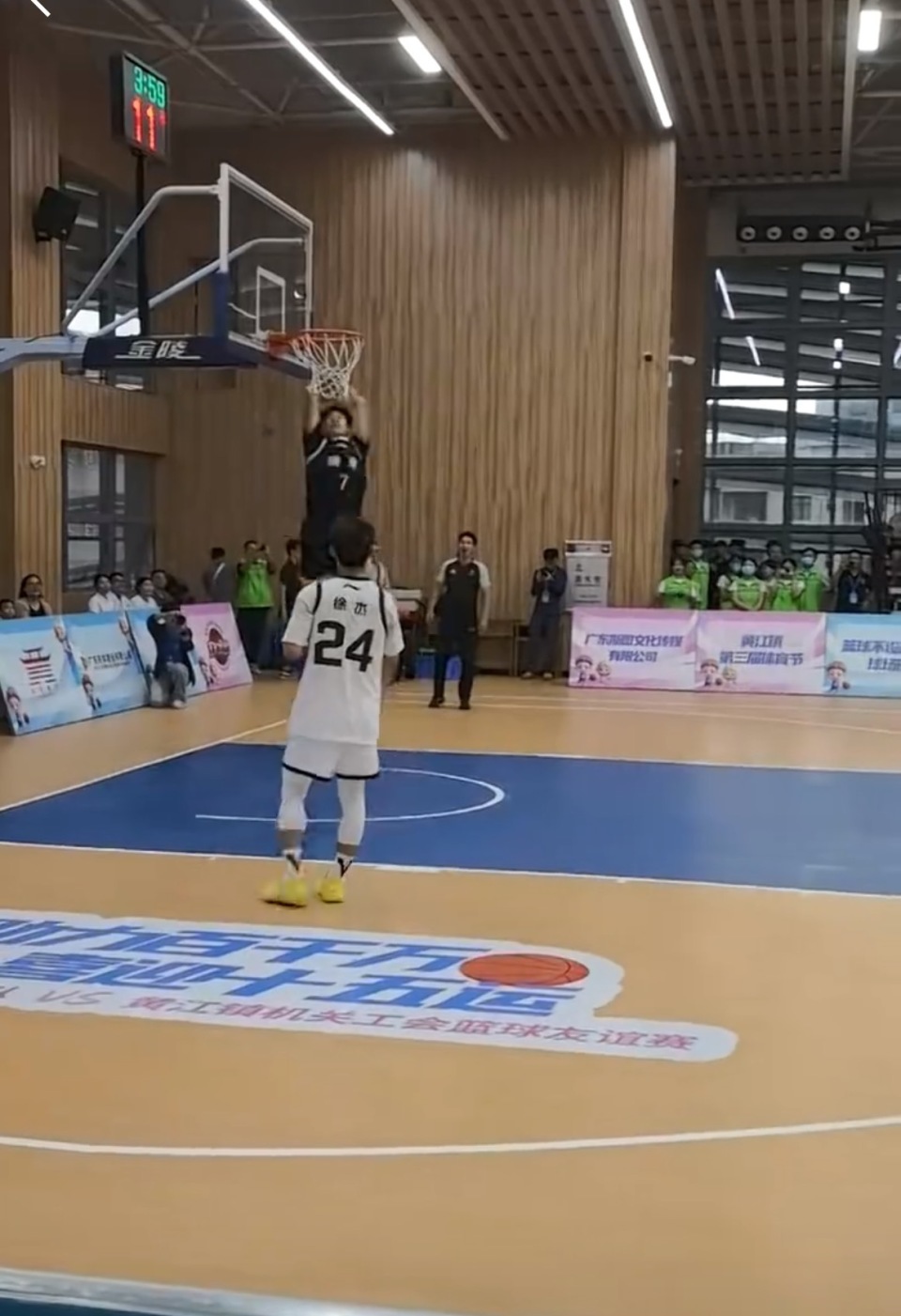 比赛中两队 比赛中两队